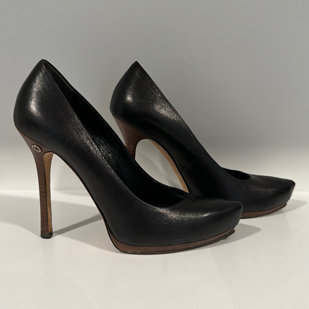 Black leather Gucci pumps